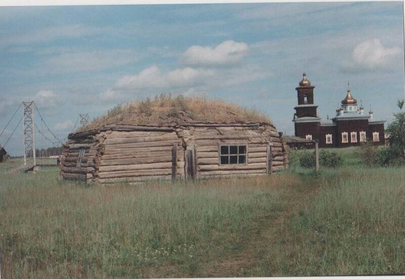 Фотография. На переднем плане деревянная ураса Черкехского музея. 19 век.