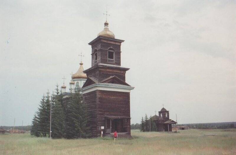 Фотография. В центре Николаевская церковь и Уолбинская часовня Черкехского музея