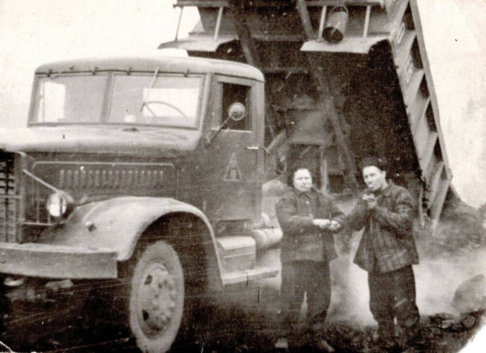 Фотография ч/б Чебакова Петра Андреевича (справа). 
 60-е годы ХХ века.