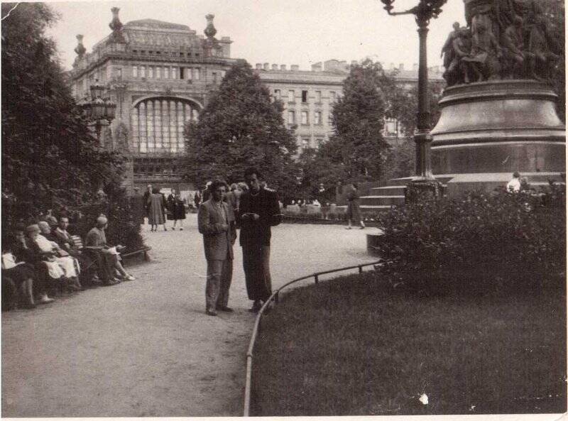 Фотография. Машинцев Михаил Владимирович (слева)  в Ленинграде