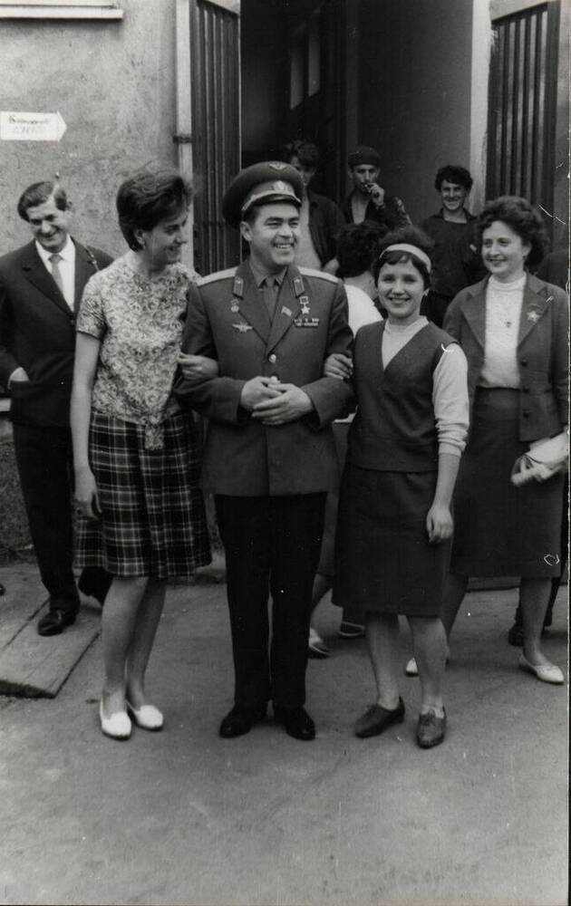 Фото. Герой космоса А.Г. Николаев с молодежью в Венгрии. 1964 год