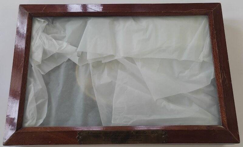 Шкатулка-футляр со стеклянной крышкой для хранения фотографического альбома.