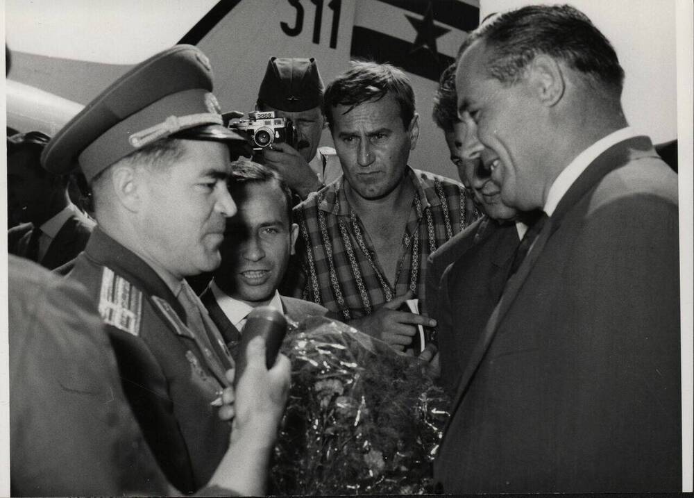 Фото. А.Г.Николаев в Югославии после приземления в аэропорту. 1964 г.