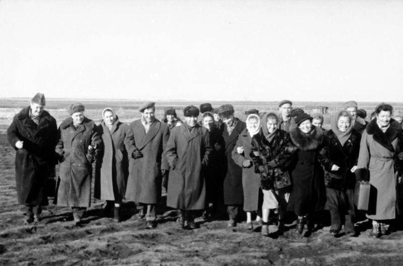 Артисты театра имени Моссовета на целине, негатив