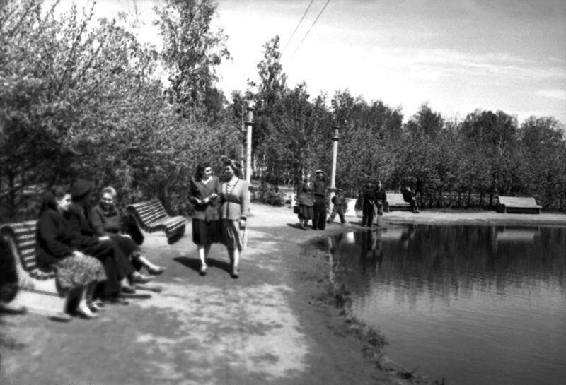 В парке культуры и отдыха, негатив