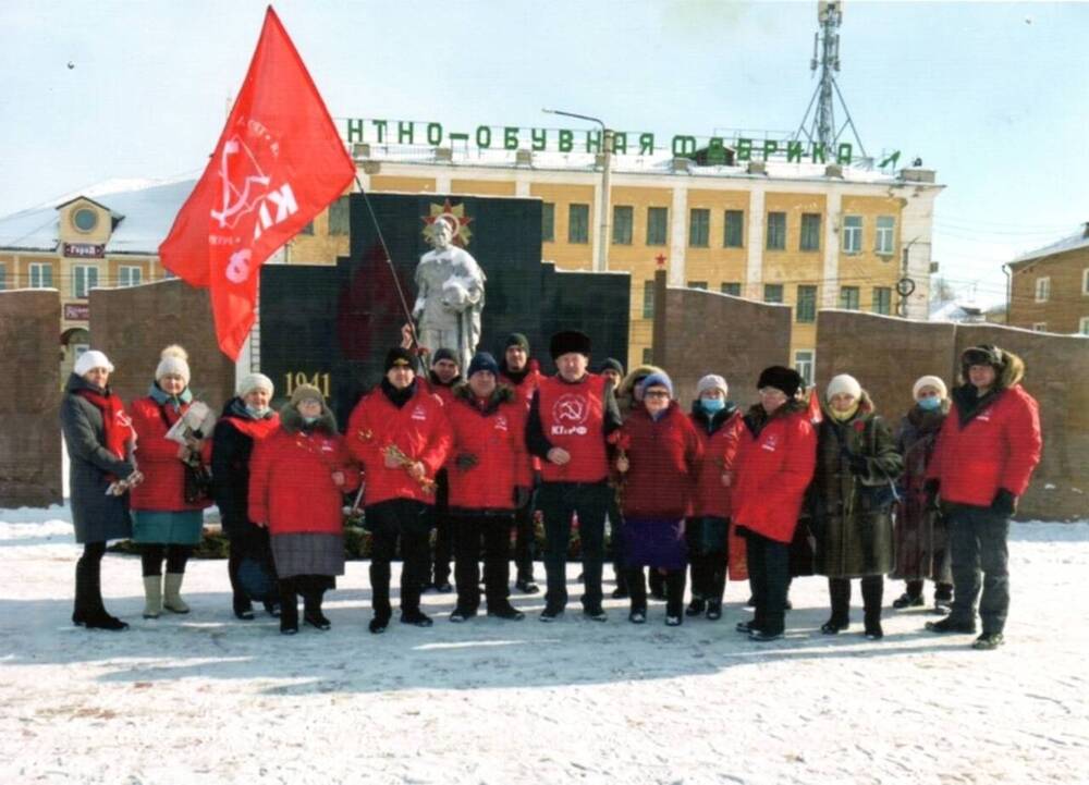 Фотография Возложение цветов к памятнику воину-освободителю