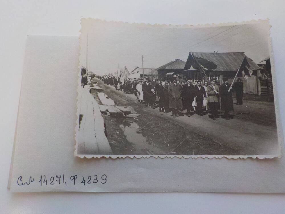 Фотография Маслозавод идет колонной на демонстрацию, 1960-е годы