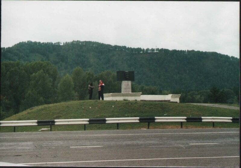 Фотография: Памятник В. Шишкову на Чуйском тракте.