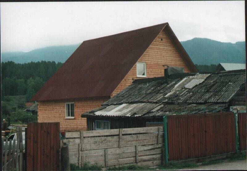 Фотография: Старый и новый дома в с. Манжерок.