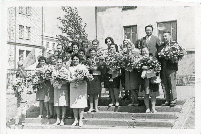 Фотография. Педагогический коллектив школы № 4. Последний звонок, 1968 год