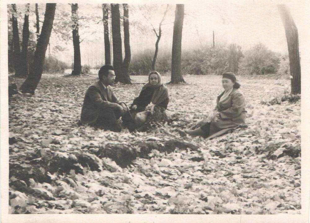 Фото. Зайнаб Биишева с сестрой Халимой и сыном Юлаем. 1956г.