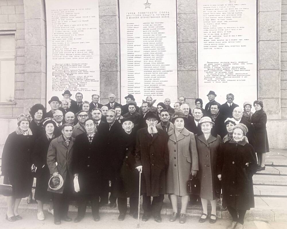 Ветераны спорта у вечного огня. Фотография., 1977 г.