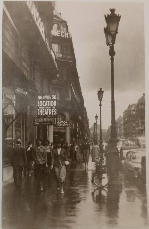 Фотография. Видовая. Париж. Grands boulevards (Гран бульвар?) с рекламой театров