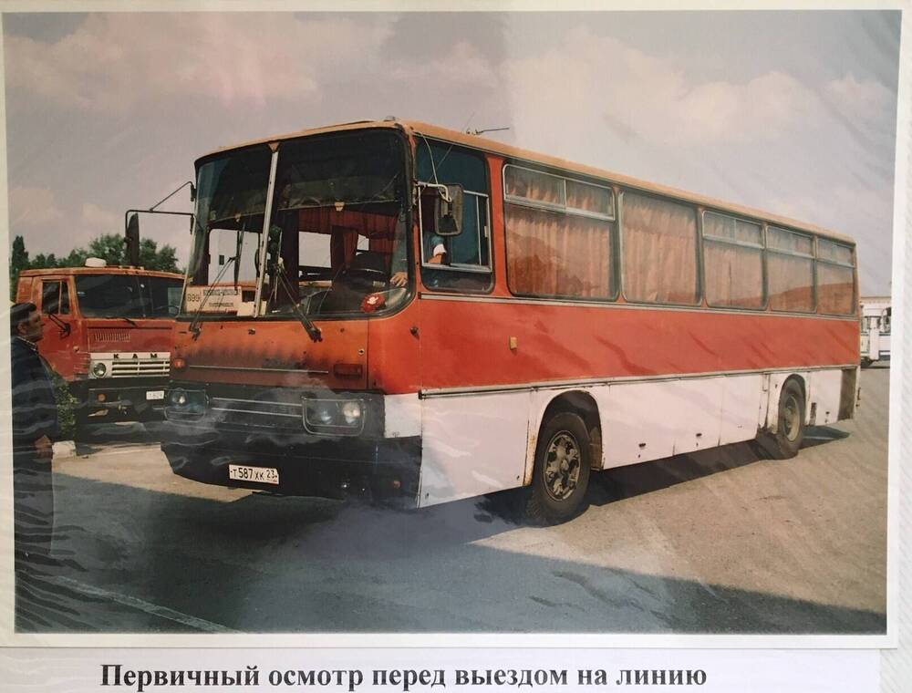 Фото цветное, горизонтальное. На снимке автобус красного цвета.