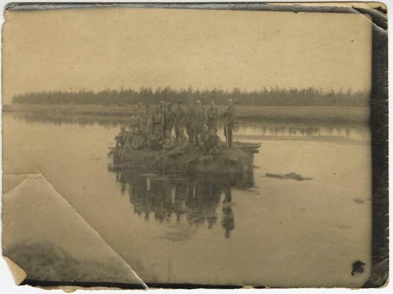 Фотография. Военнослужащие на лодке