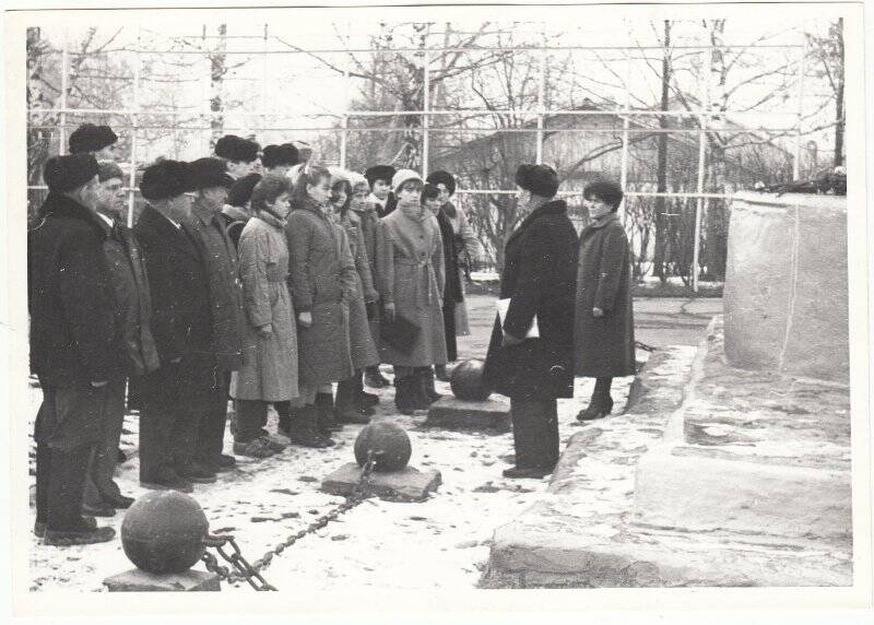 Фотография. У памятника Борцам революции юные граждане и гости праздника.