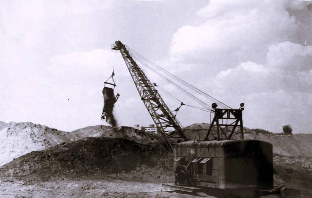 Фотография. Шагающий экскаватор ЭШ -4 на нижнем бьефе водосливной плотины.