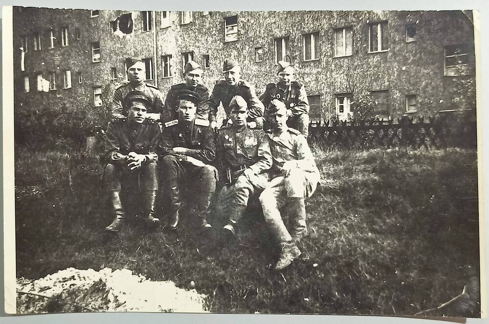 Фото групповое. Чернухин П.С. - вверху слева. Берлин. май 1945 г.