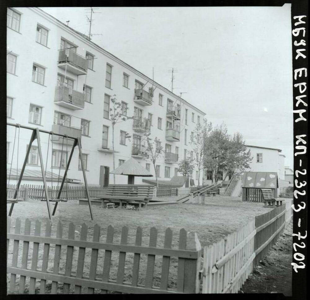 Негатив. Дом по ул. Завойко с тыла с детской площадки.