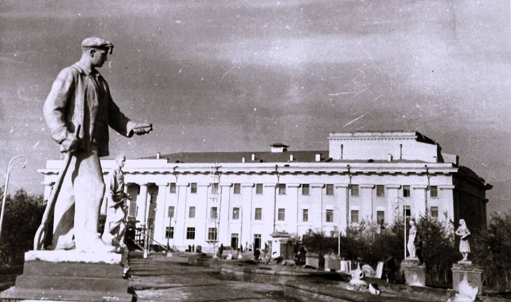 Фотография. Дворец культуры (вид с Центральной аллеи парка).