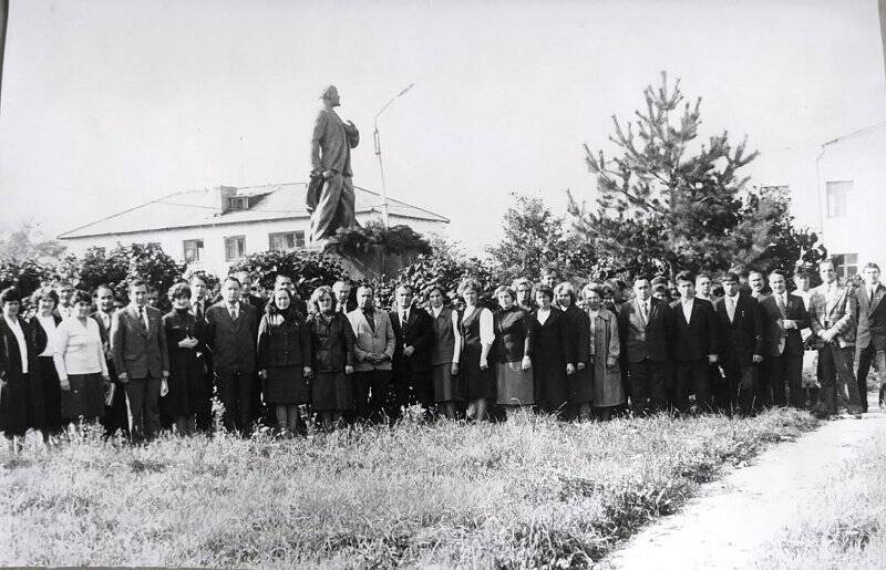 Фотография из альбома. Участники Дня пропагандиста у памятника В.И. Ленину.