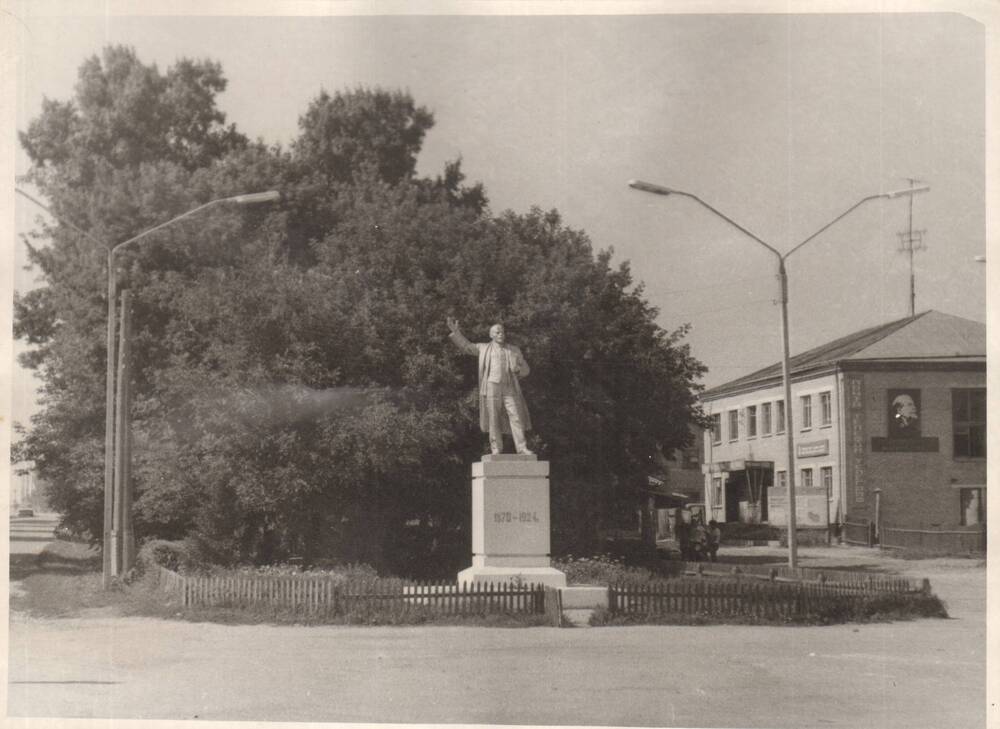 Фотография черно-белая. Памятник В.И. Ленину в селе Усть-Чарышская Пристань Усть-Пристанского района