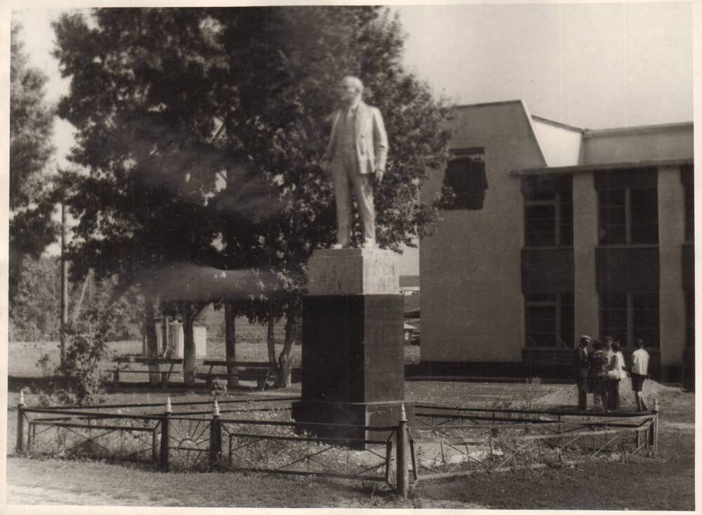 Фотография черно-белая. Памятник В.И. Ленину в пос. Краснодарском Усть-Пристанского района