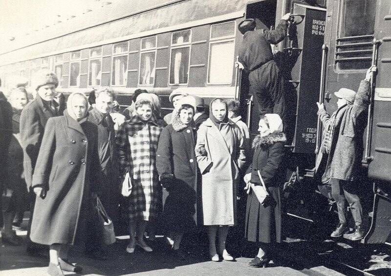 Фотография черно-белая. Труппа ТЮЗа возле поезда.