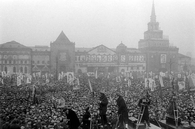 Фотография ч/б. Торжественная встреча папанинцев, участников ледового дрейфа. Москва.