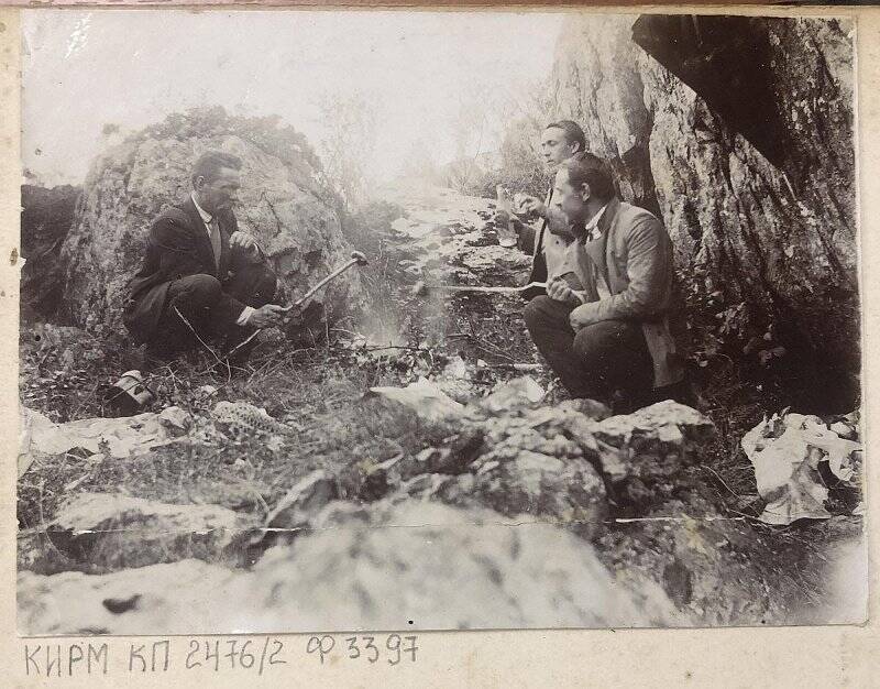 Альбом для фотографий.  Трое мужчин на природе.