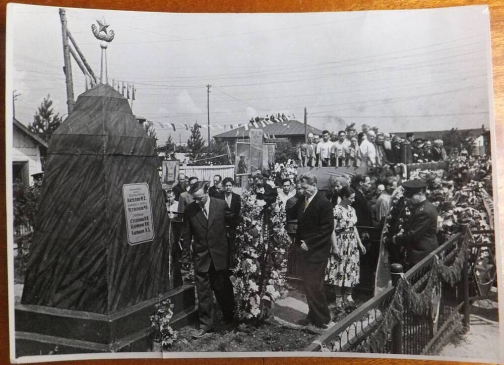 Фото. Памятник у Дома культуры, г. Катайск, 1958 год.