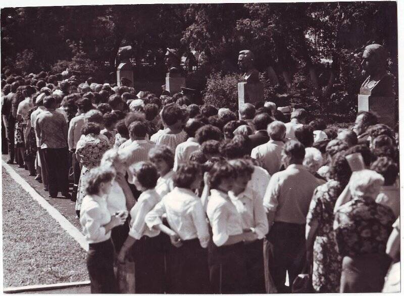 Открытие памятников-бюстов шахтёрам-подпольщикам. Июль 1981 год. Фотография