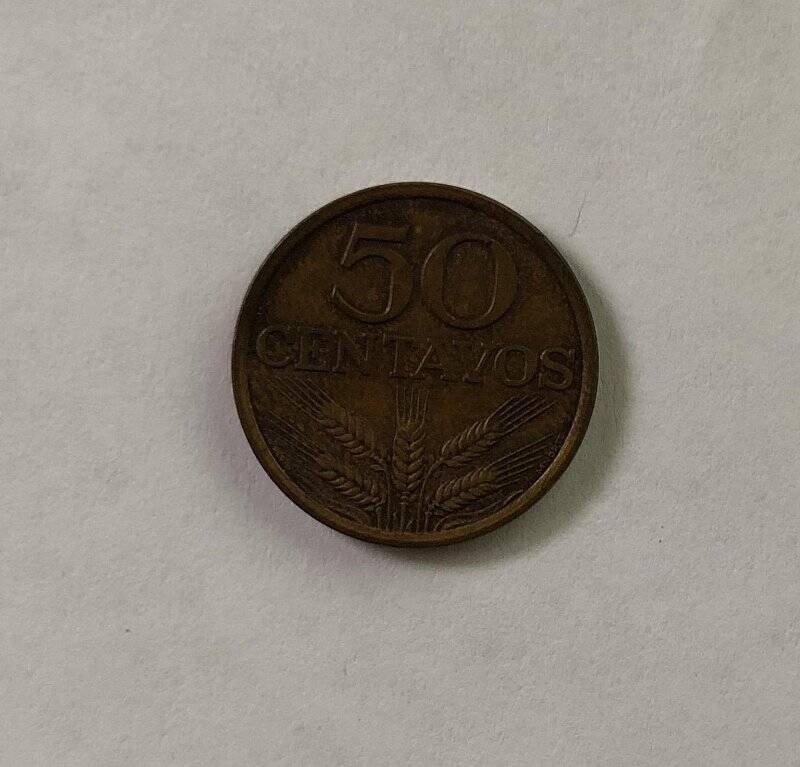 Монета номиналом 50 centavos 1974 года.