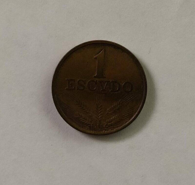 Монета номиналом 1 escudo 1973 года.