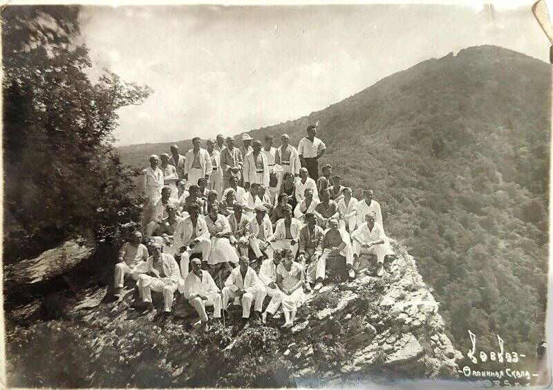 Группа людей на Орлиной скале (Кавказ). Фотография