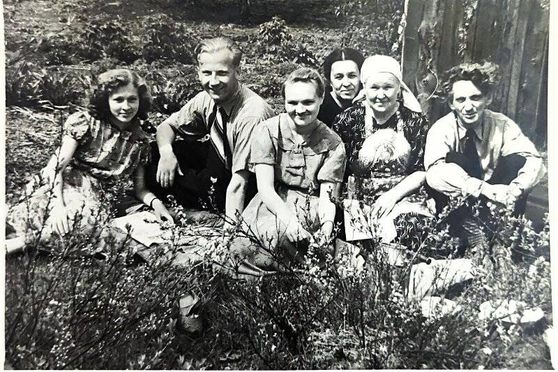 Группа людей в саду. Фотография