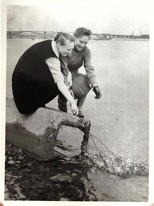 Две девушки на берегу реки. Фотография