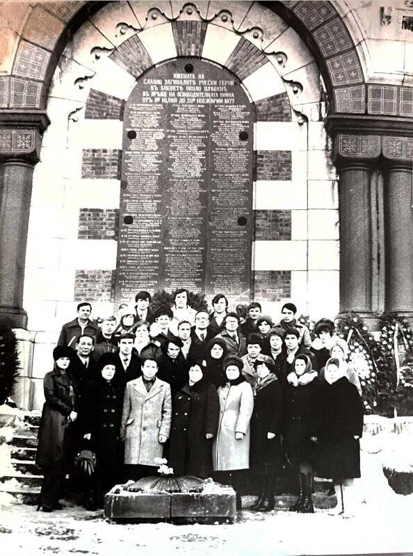 Группа у памятника в Болгарии. Фотография