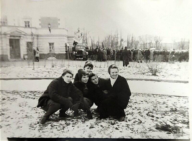 Студенты на улице города. Фотография