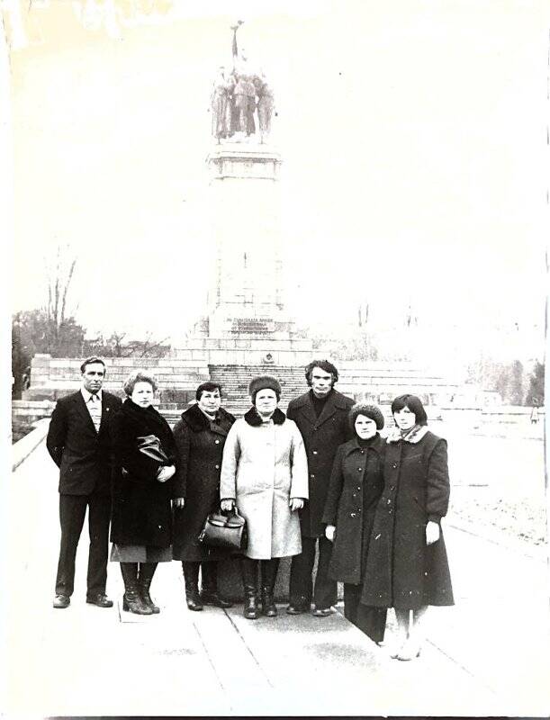 У памятника советским воинам. Фотография