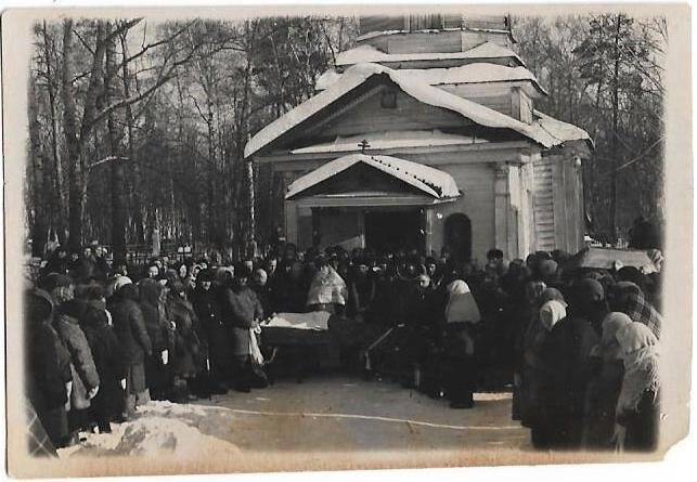 Фотография. Отпевание усопшего у Казанско-Богородицкой церкви г. Мензелинска