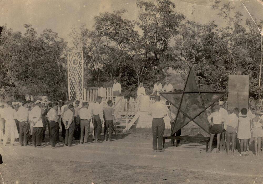 Фотография сюжетная «Открытие 1-ой Спартакиады Ленпартучгородка»