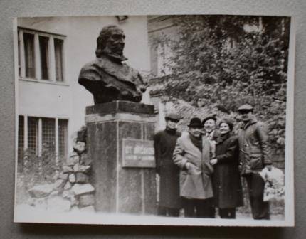 Фотография. Возложение цветов к памятнику С. Аксакова в Уфе.