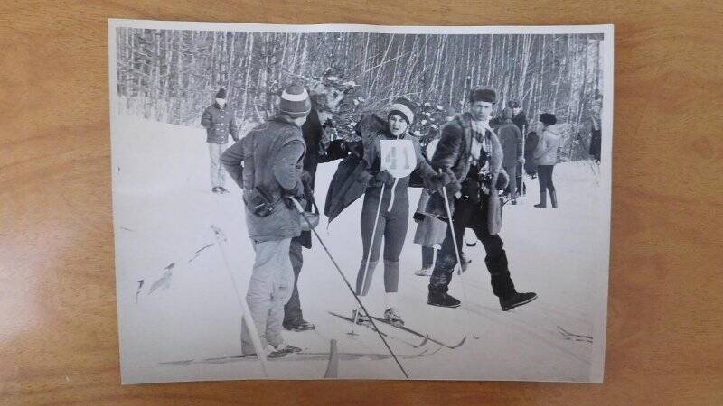 Фотография чёрно - белая. Участники соревнований по лыжным гонкам