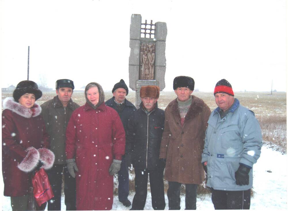 Фотография Памятник жертвам политических репрессий в д. Вогваздно Усть-Вымского района Коми