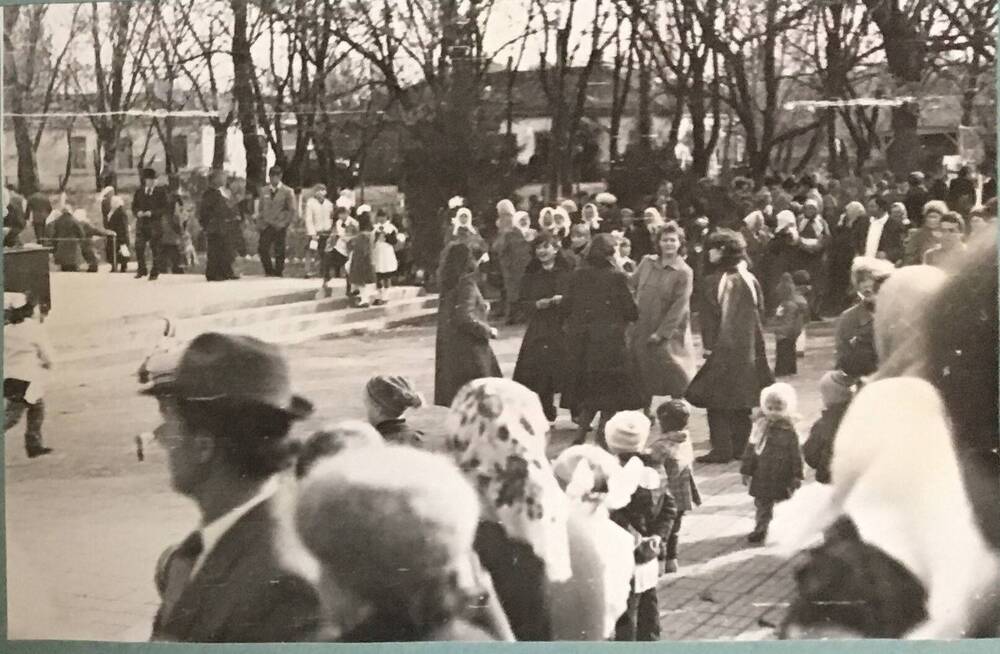 Фото черно-белое, горизонтальное. На снимке массовое гулянье