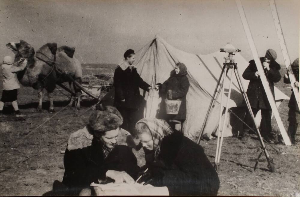 Фотография. Первые изыскатели Сталинградской ГЭС. 1951 г.