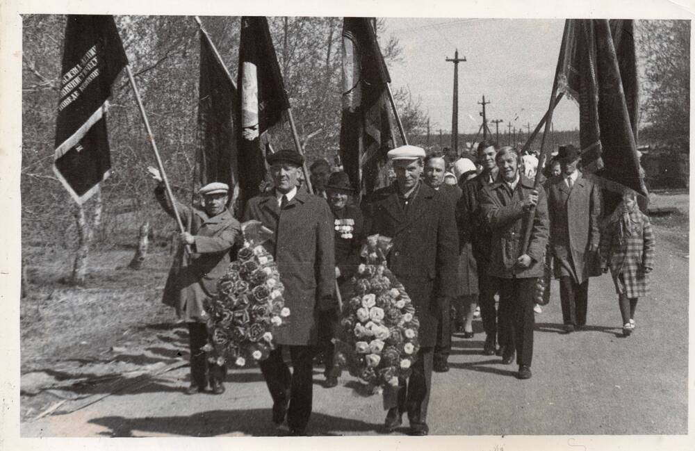 Знаменосцы колонны Лобвинского лесокомбината 9 Мая.