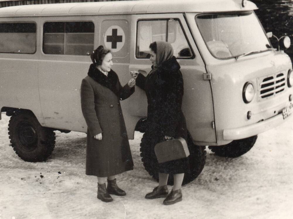 Фотография. Сотрудницы Лобвинской поликлиники. слева направо: Симонова Т.И.  Лазовская .