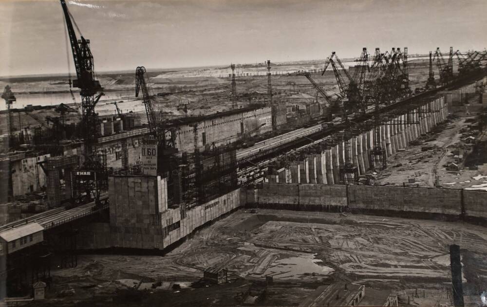 Фотография. Панорама строительства ГЭС и водосливной плотины. Май, 1958 г.